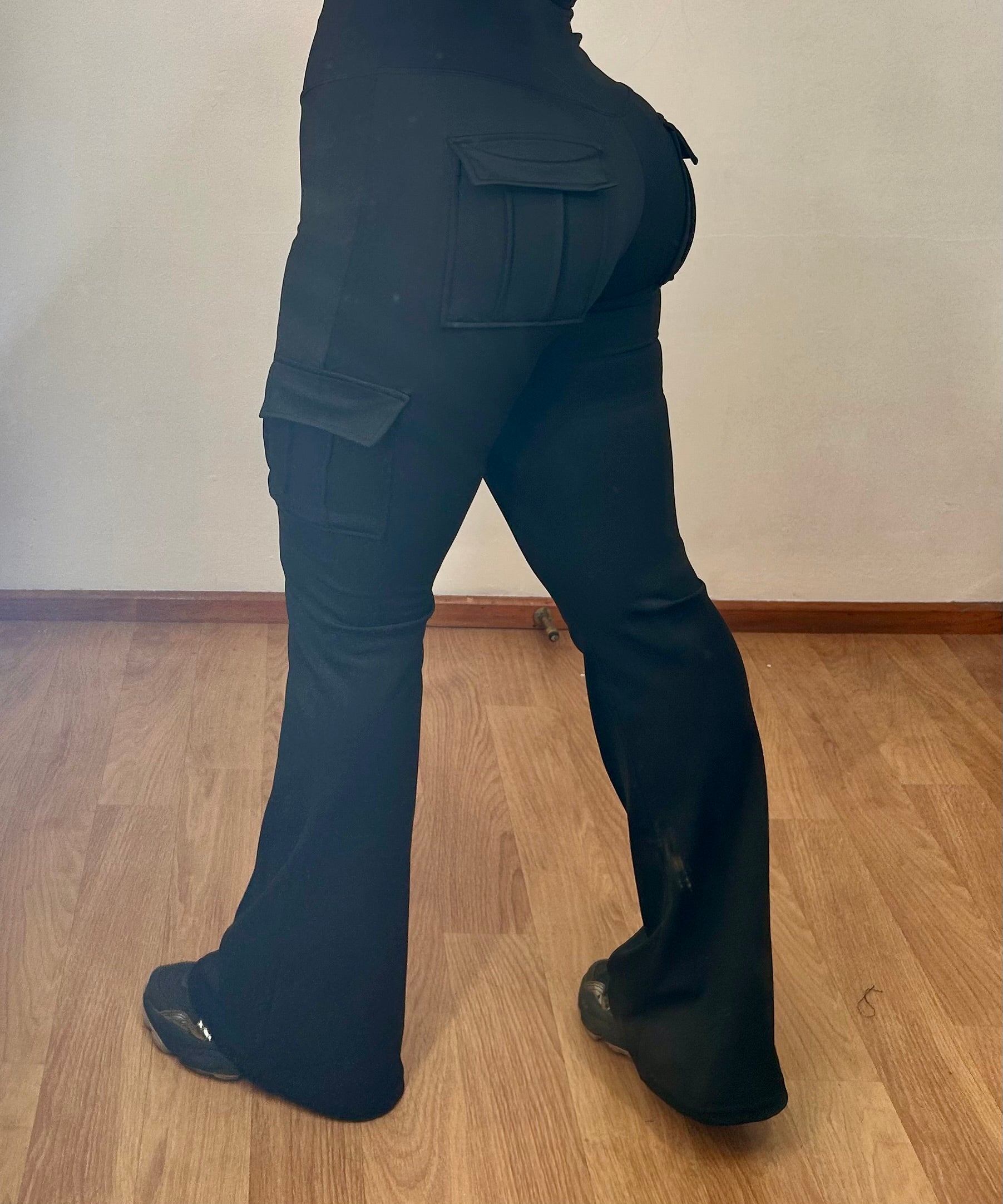 Pantalón Flare Cargo Negro